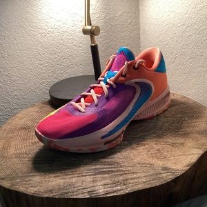 NWOT Giannis Zoom Freak 4 Mens 9.5 NIKE